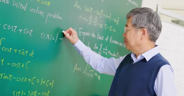 Profesor sénior enseñanza cálculo — Vídeos de Stock