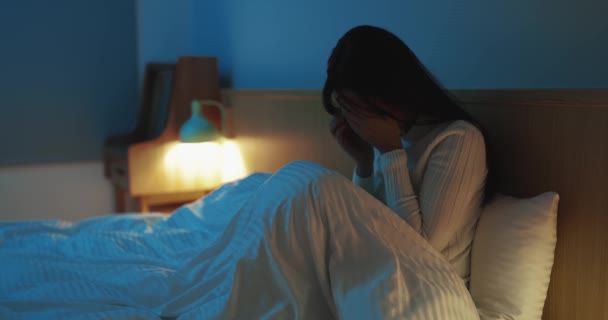 Mujer se siente frustrado en el dormitorio — Vídeos de Stock