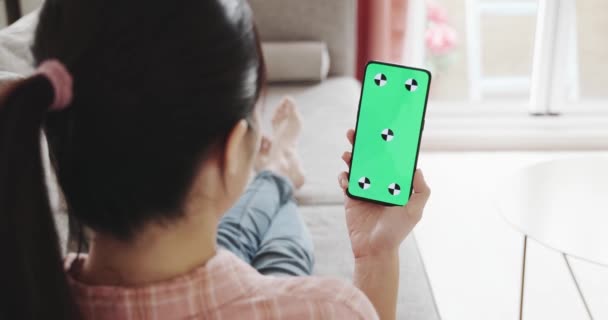 Mujer mira teléfono inteligente pantalla verde — Vídeos de Stock