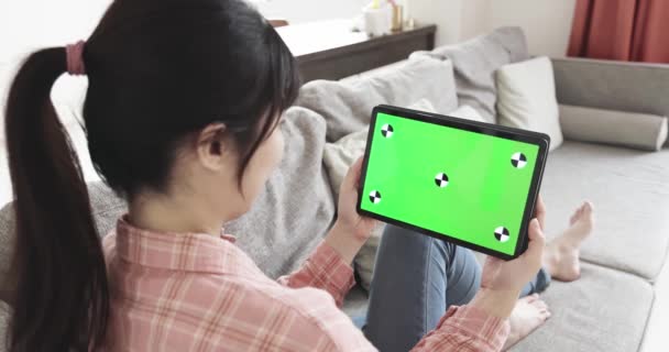 Kvinna ser grön skärm tablett — Stockvideo