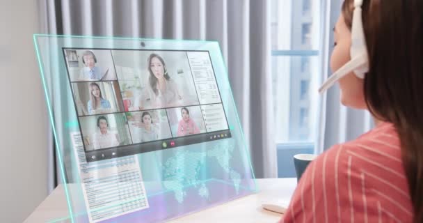 Kvinna arbetar på transparent dator — Stockvideo