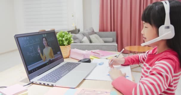 女性の子供はオンラインで数学を学び — ストック動画
