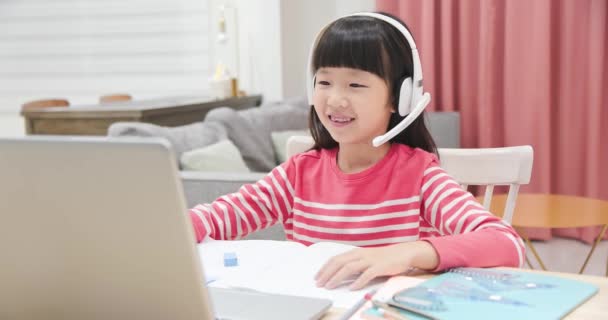 Жінка-дитина вивчає математику онлайн — стокове відео