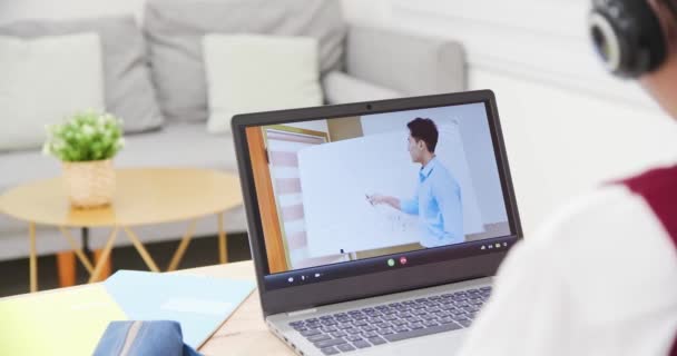 Studente imparare fisico online — Video Stock