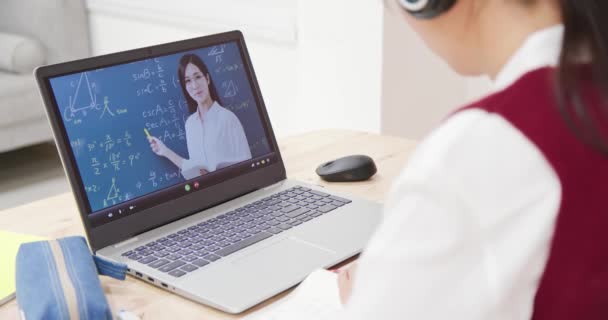 Estudiante femenino aprender matemáticas en línea — Vídeo de stock