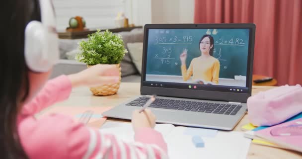 Θηλυκό παιδί μαθαίνουν μαθηματικά σε απευθείας σύνδεση — Αρχείο Βίντεο