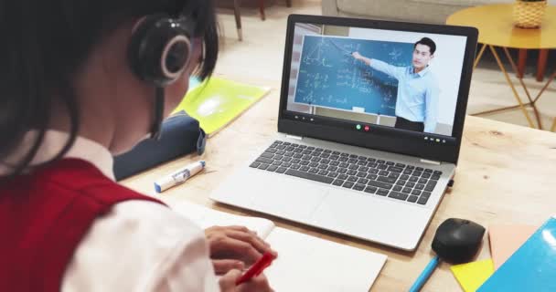 Студентка вивчає математику онлайн — стокове відео