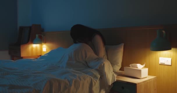 Žena cítí depresi v ložnici — Stock video