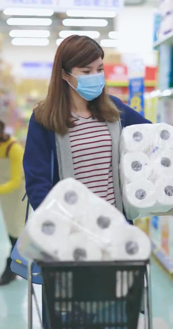 Asiatische Hausfrau kaufen Papierhandtuch — Stockvideo