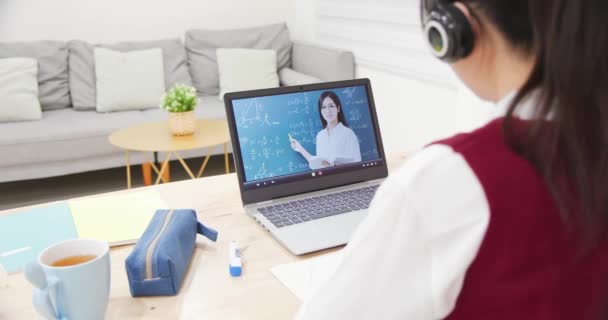 Studente donna imparare la matematica online — Video Stock