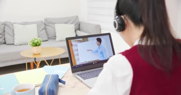 온라인으로 물리적 학습을 하는 학생들 — 비디오