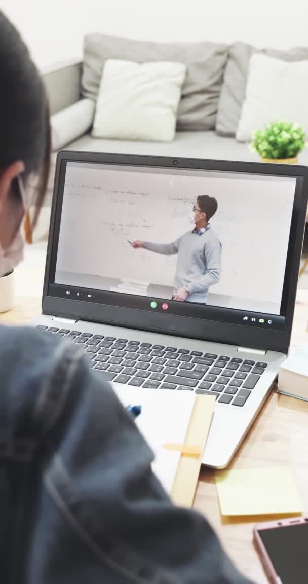 Student se učí kalkul on-line — Stock video
