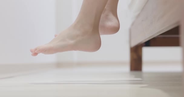Mujer caminando descalza — Vídeos de Stock