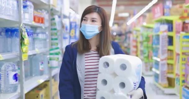 Asian homemaker buy paper towel — Stock Video