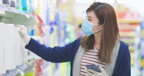 Pemilik rumah Asia membeli handuk kertas — Stok Video