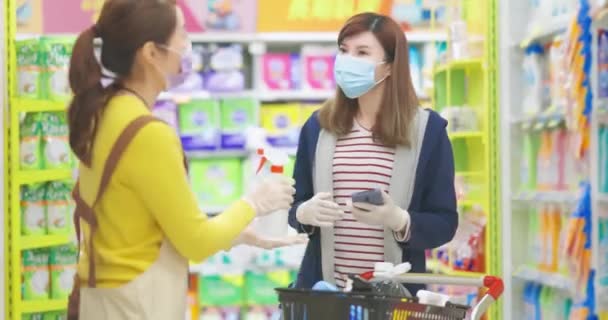 Aziatische verkoper verkoopt schoonmaakartikelen — Stockvideo