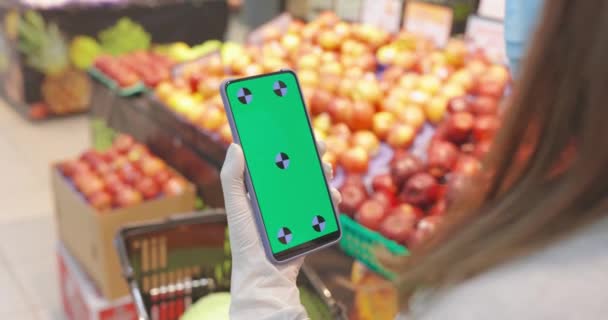 Groene scherm smartphone in de winkel — Stockvideo