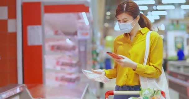 Mujer de negocios escaneando carne — Vídeos de Stock