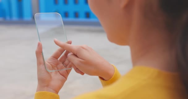 Femeie folosesc un telefon cu ecran transparent — Videoclip de stoc