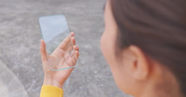 여자들은 투명 한 스크린 폰을 사용 한다 — 비디오