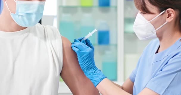 Medico che effettua una vaccinazione — Video Stock