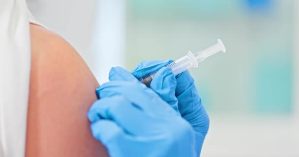 Médico fazendo uma vacinação — Vídeo de Stock