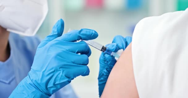 Medico che effettua una vaccinazione — Video Stock