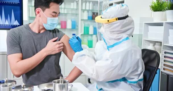 Enfermeiro fazendo uma vacinação — Vídeo de Stock