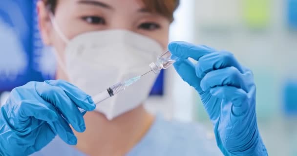 Medico che effettua una vaccinazione — Video Stock