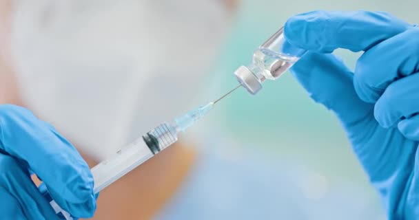 Arts die een vaccinatie maakt — Stockvideo
