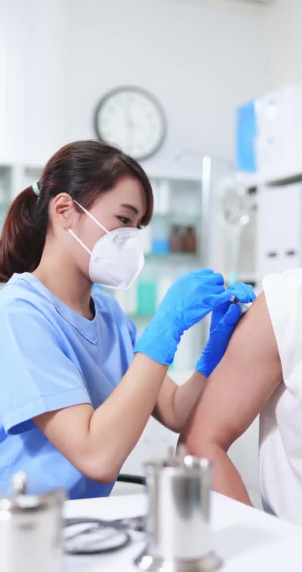 Medico femminile che effettua una vaccinazione — Video Stock