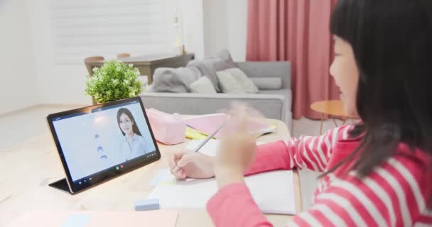 女性の子供はオンラインで英語を学ぶ — ストック動画