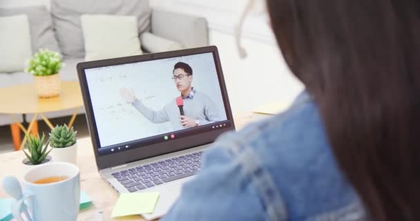 Kvinnlig student lära sig matematik online — Stockvideo