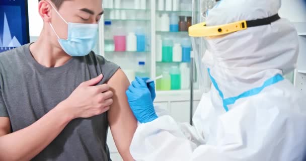 Infermiera che effettua una vaccinazione — Video Stock