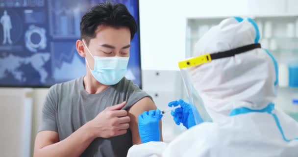 Infermiera che effettua una vaccinazione — Video Stock
