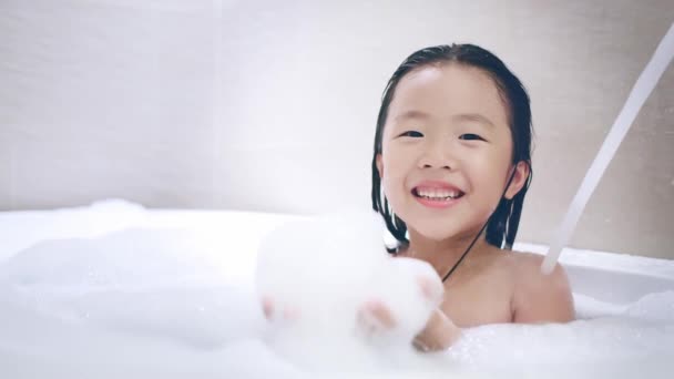 Bambina prendere bagno bollente — Video Stock