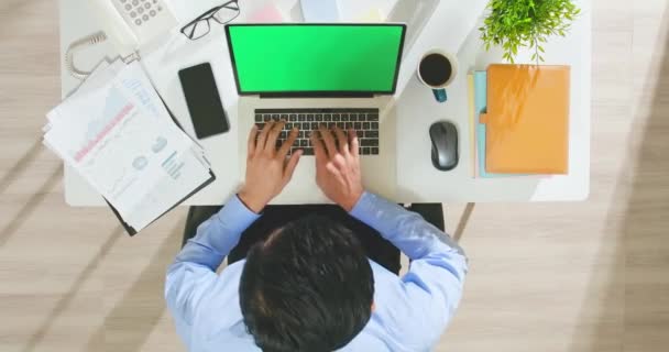 Homem usar laptop para trabalhar — Vídeo de Stock