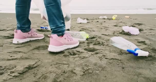 Kvinna ren strand från skräp — Stockvideo