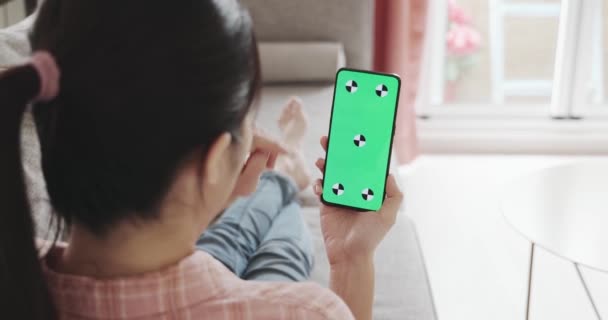 Mujer mira teléfono inteligente pantalla verde — Vídeos de Stock