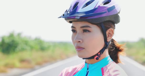 Mulher ciclista olhar para você — Vídeo de Stock