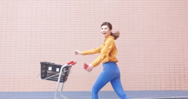 Жінка стрибає з кошиком — стокове відео