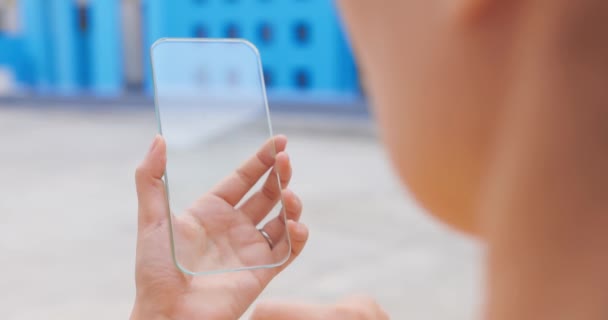 Mulher usar telefone tela transparente — Vídeo de Stock