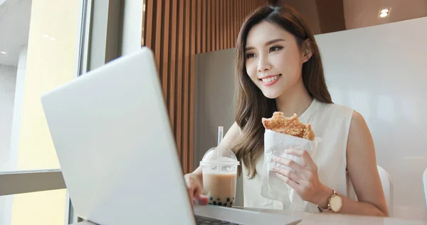 Asyalı Genç Bir Kadın Restoranda Dizüstü Bilgisayar Kullanırken Köpüklü Çay — Stok fotoğraf
