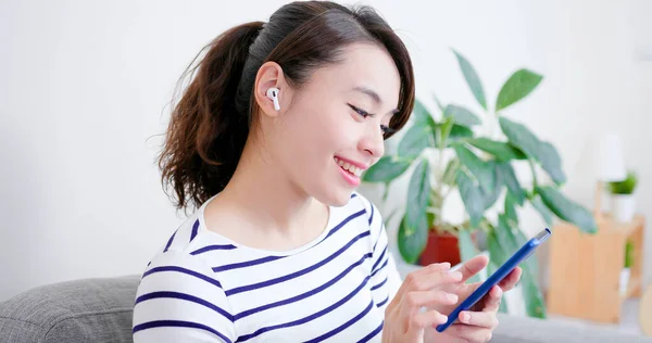 Mujer Asiática Utilizar Auriculares Inalámbricos Para Escuchar Música Casa —  Fotos de Stock