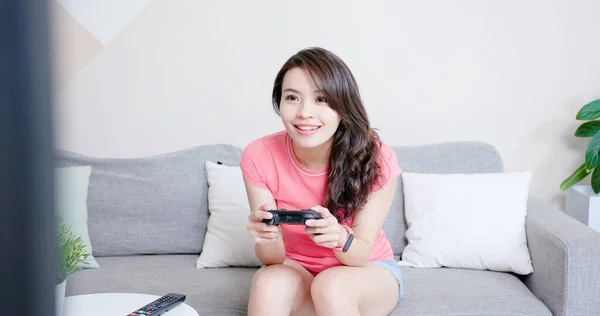 Aasialainen Nainen Käyttää Peliohjain Pelata Videopelejä Onnellisesti Kotona — kuvapankkivalokuva