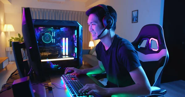 若いアジアのハンサムなプロゲーマーは 自宅でオンラインサイバースポーツゲームでプレイ中に興奮して感じる — ストック写真