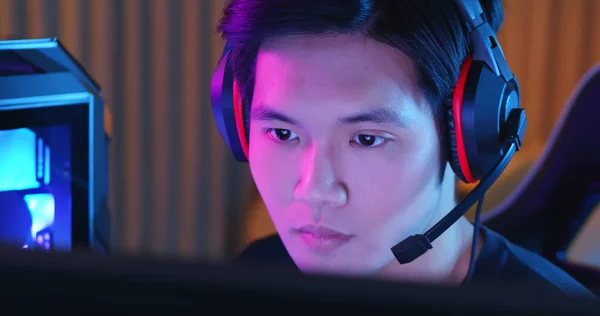 Nærbilde Young Asian Handsome Pro Gamer Som Spiller Nettspill Hjemme – stockfoto