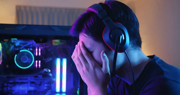Ung Asiatisk Esportspiller Føler Seg Smertefull Når Han Spiller Nettspill – stockfoto