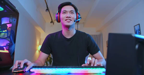 Unge Asiatiske Pro Gamer Har Live Strøm Med Fans Lykkelige – stockfoto