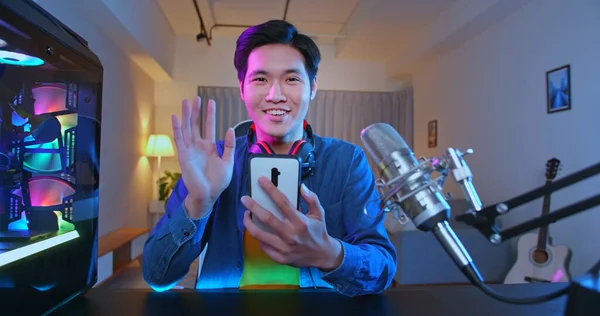 Nuori Aasialainen Pro Gamer Live Stream Sanoa Hei Faneille Onnellisesti — kuvapankkivalokuva